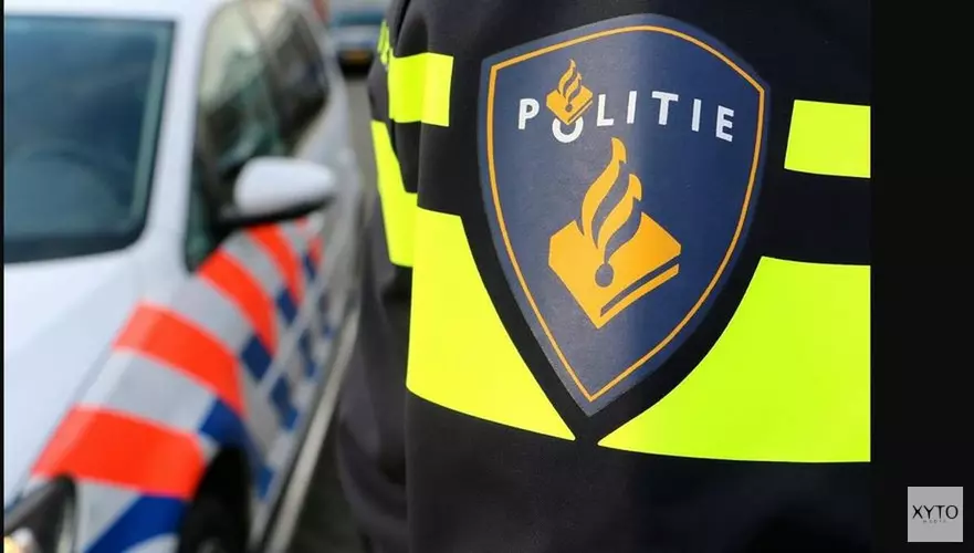 Parkerende vrouw richt ravage aan bij winkelcentrum in Zaandam