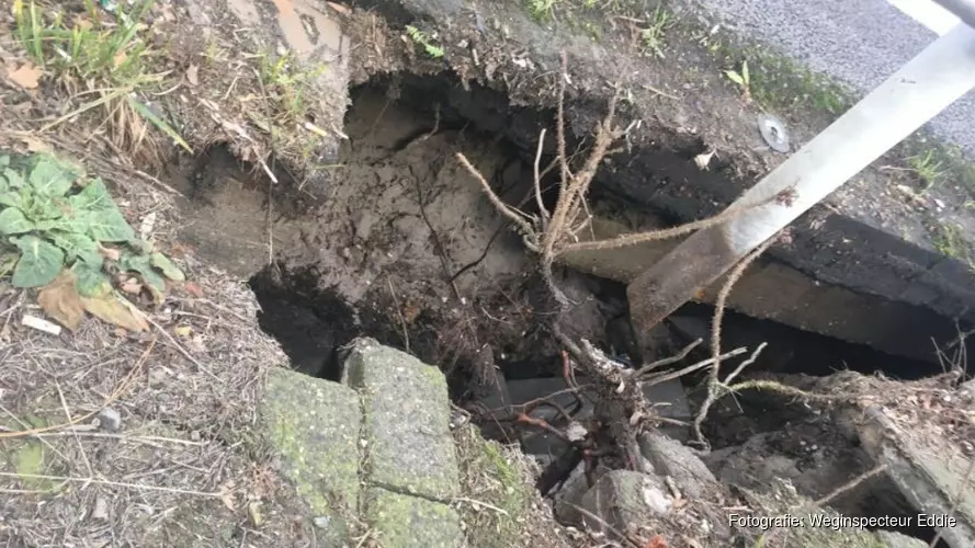 Sinkhole in wegdek A8 bij Zaanstad