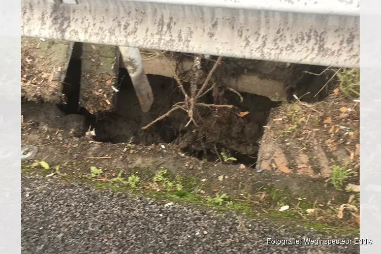 Dichten sinkhole A8 duurt tot de ochtendspits: "Stuk asfalt verwijderen"