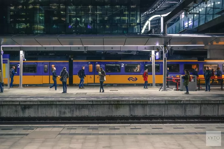 NS viert eerste 20 watertappunten.  Staatssecretaris Stientje van Veldhoven opent watertappunt in Hoofddorp