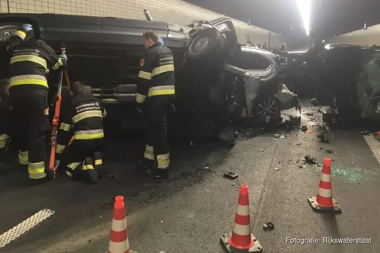 Wijkertunnel weer vrij na eerdere kettingbotsing met negen voertuigen