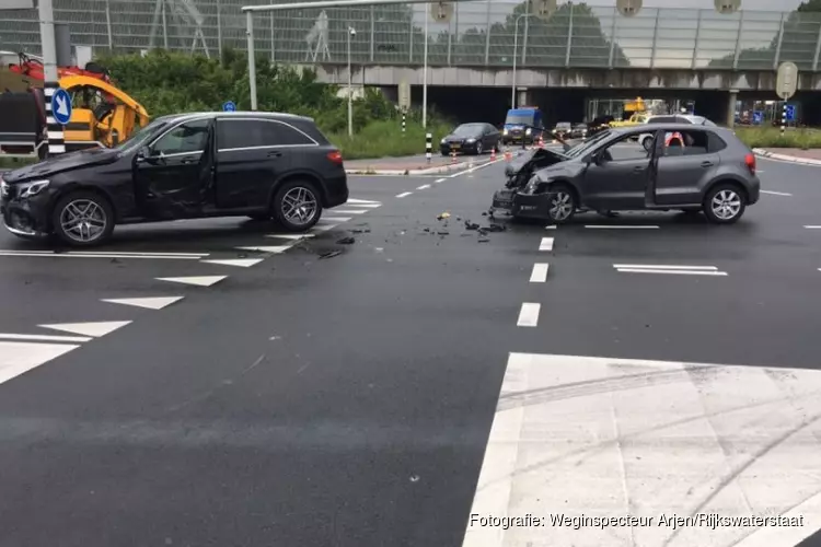 Slachtoffer uit auto bevrijd na botsing op kruispunt Oostzaan