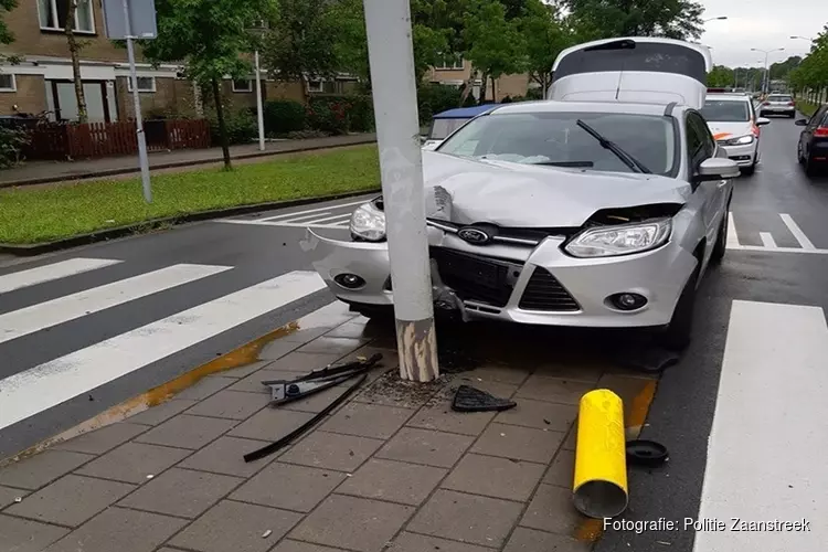 Rijbewijs automobilist ingevorderd na rammen lantaarnpaal in Zaandam