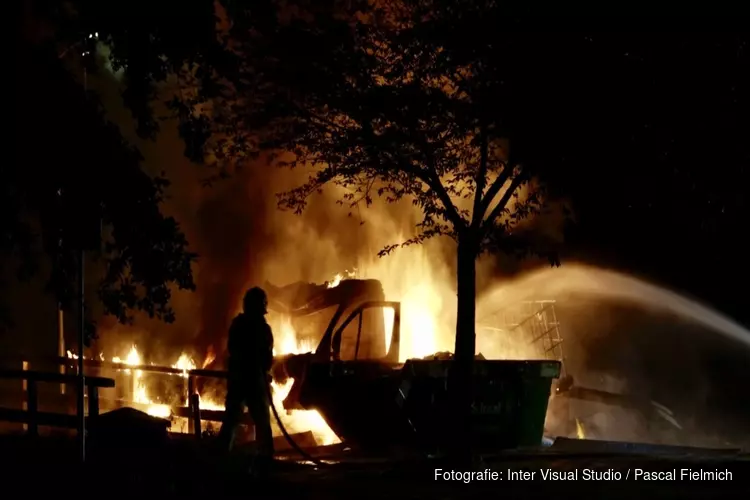 Voertuig met gasflessen in vlammen op bij zwembad Koog aan de Zaan