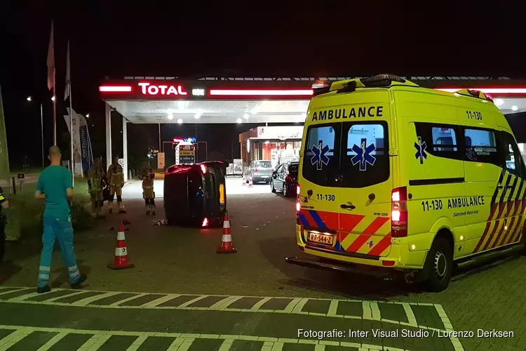 Automobilist crasht op pompstation Zaandam