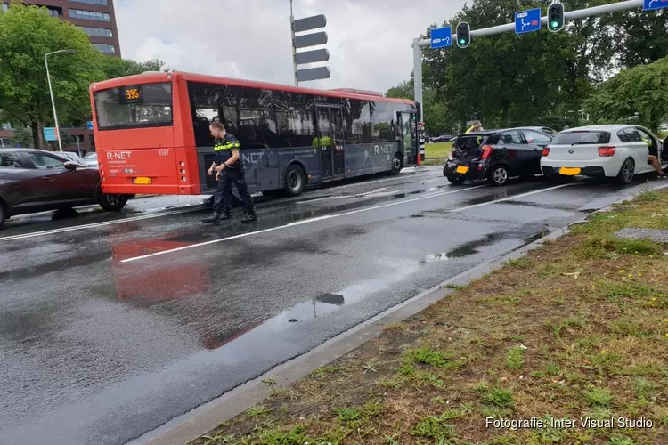 Bus in aanrijding met vier auto&#39;s