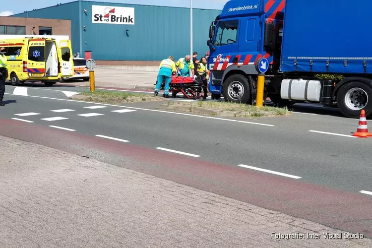 Fietser gewond na botsing met vrachtwagen