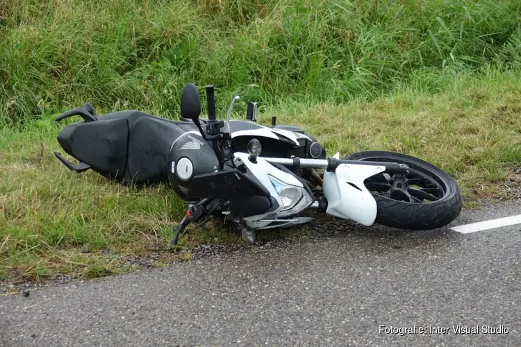 Motorrijder onderuit op N246