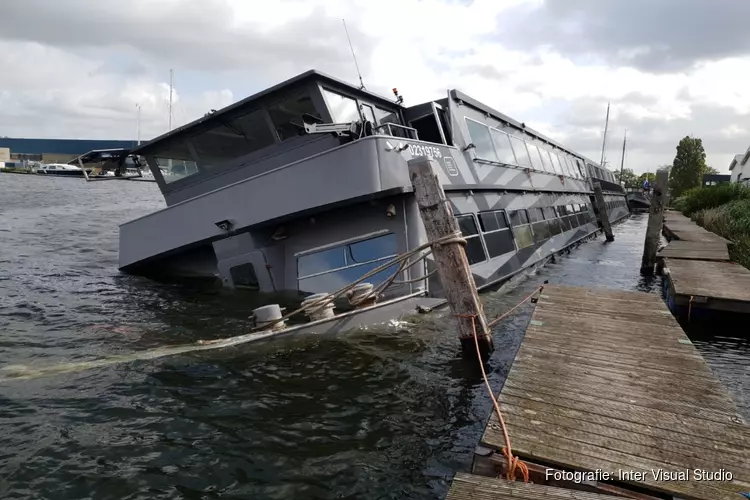 Partyboot in Zaandam onder water gelopen na storm