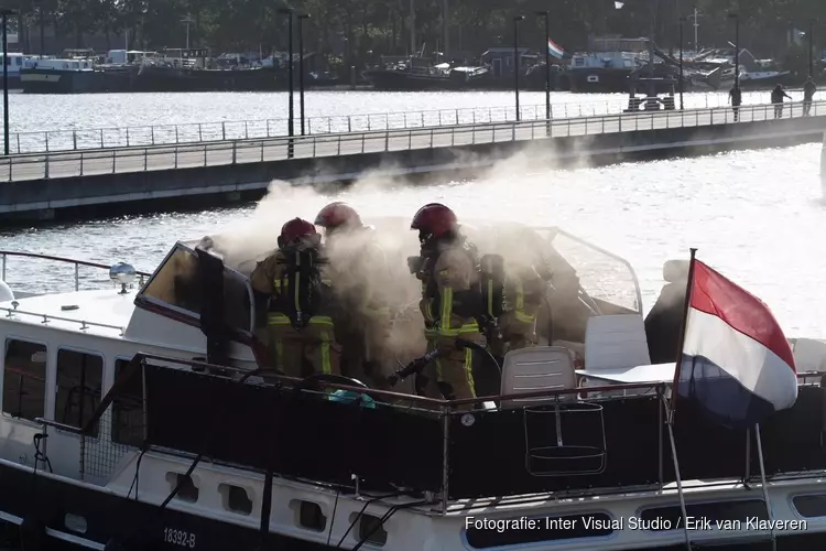 Brand op boot in Zaandam