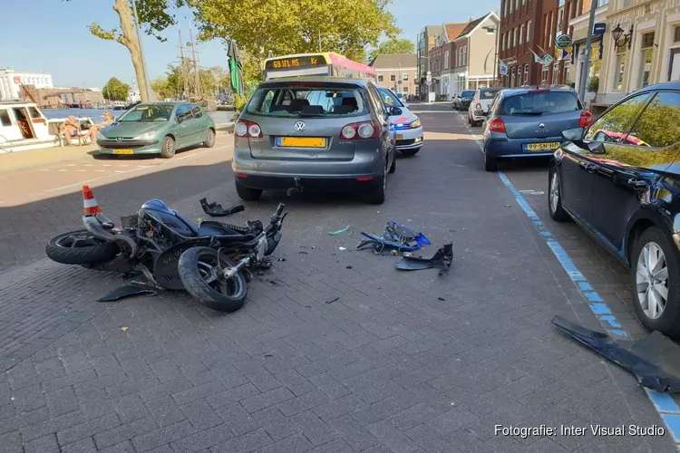 Scooterrijder achterop auto gereden