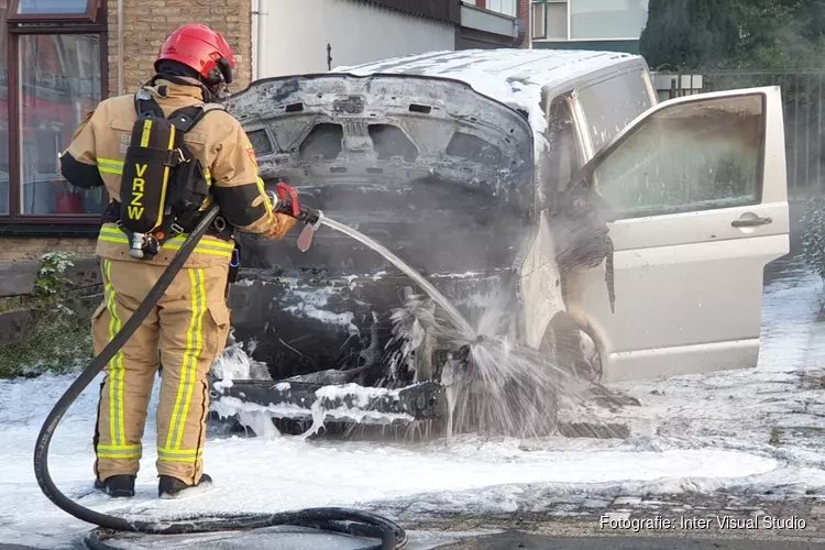 Bestelbus in brand in Wormer