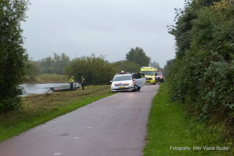 Bootje stuurloos in Guisveld