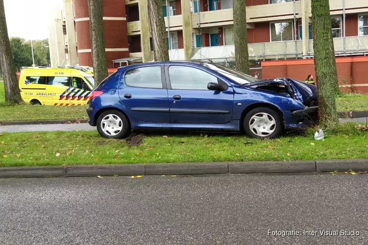 Auto tegen boom in Zaandam