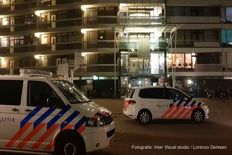 Vuurwerk afgestoken bij flat Brandaris in Zaandam