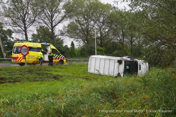 Bestelbus crasht langs A7