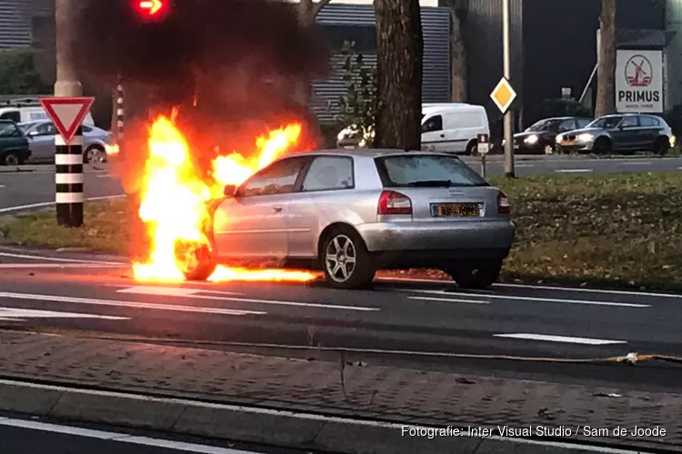 Auto met LPG-tank vliegt in brand