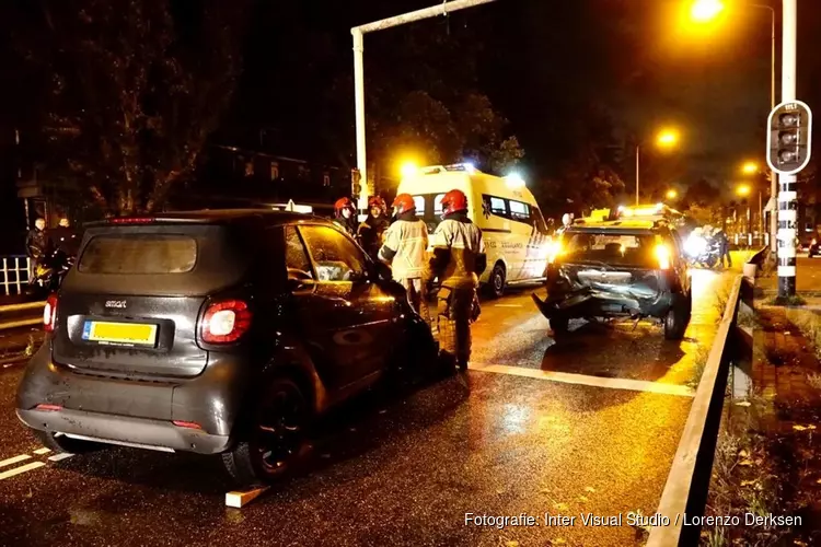 Gewonde en veel schade bij botsing Kepplerstraat