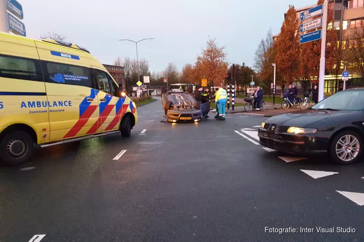 Auto op de kop na ongeval Zaandam