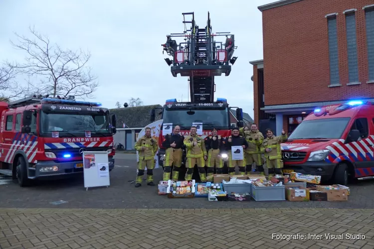 Brandweer Wormerveer in actie voor de voedselbank