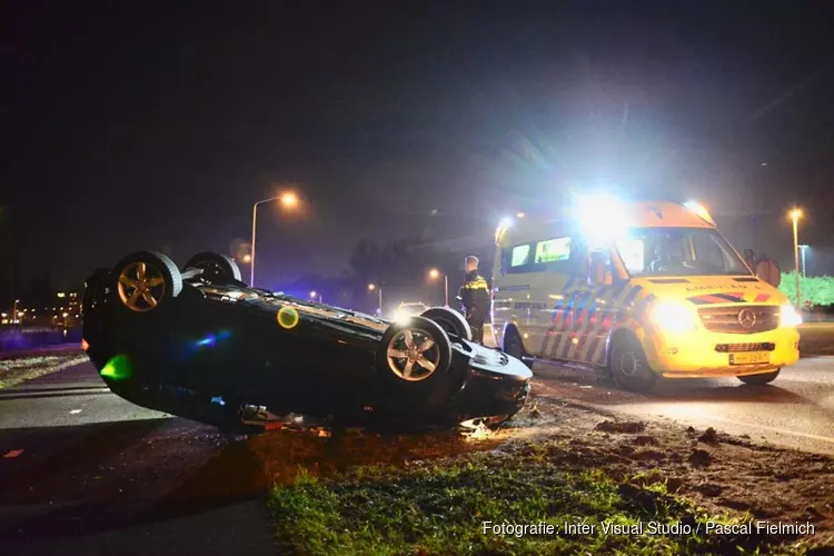 Auto slaat over de kop in Zaandijk