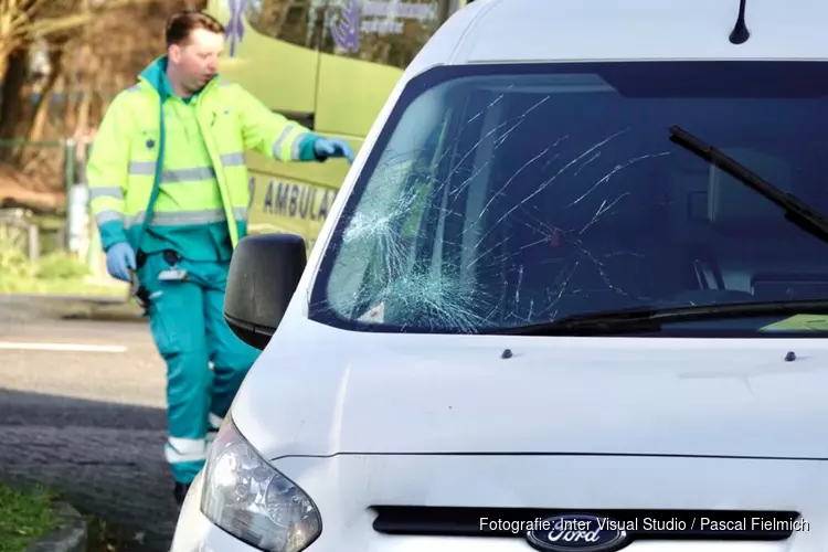 Oude man gewond na aanrijding met bestelbus