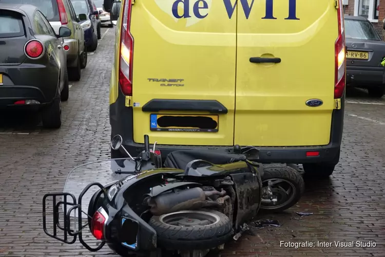 Ongeluk met achteruit rijdende bestelbus