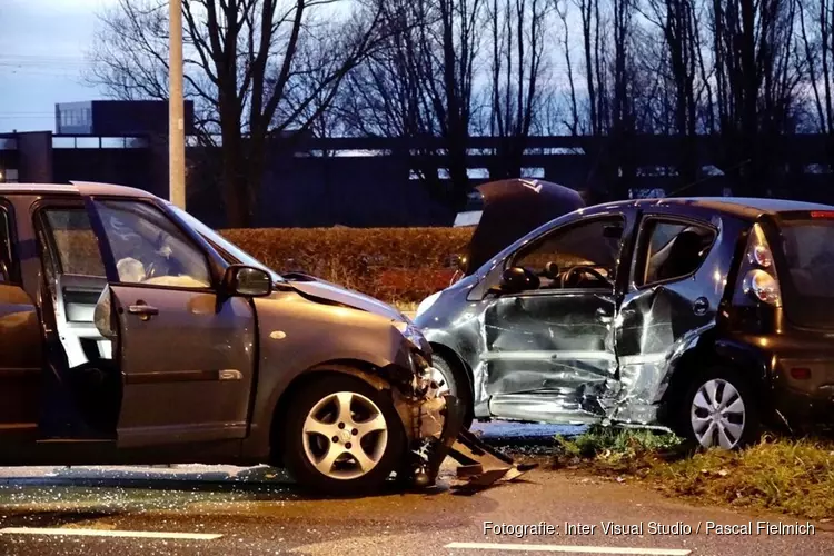 Twee gewonden en ravage bij botsing Zaandijk