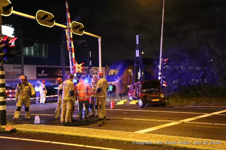 Auto aangereden door trein in Zaandijk