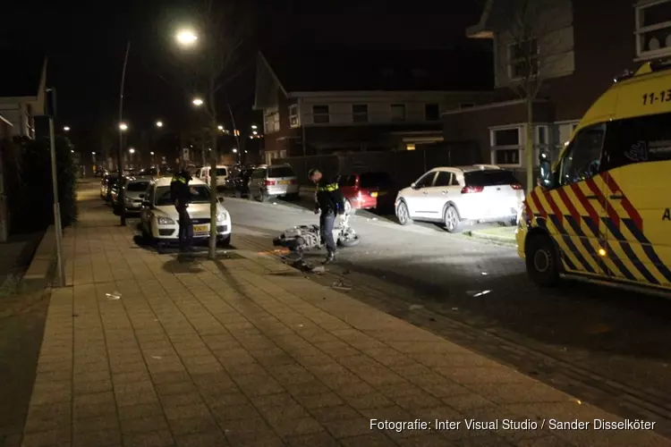 Scooterrijder afgevoerd naar het ziekenhuis na harde aanrijding met auto in Assendelft