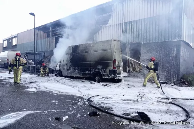 Grote brand bij bedrijfspand Zaandam