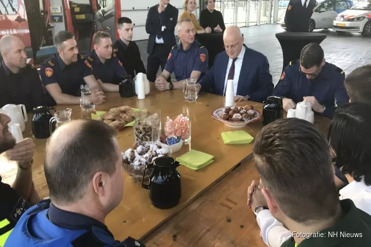 Minister Grapperhaus op werkbezoek bij brandweer in Zaanstad