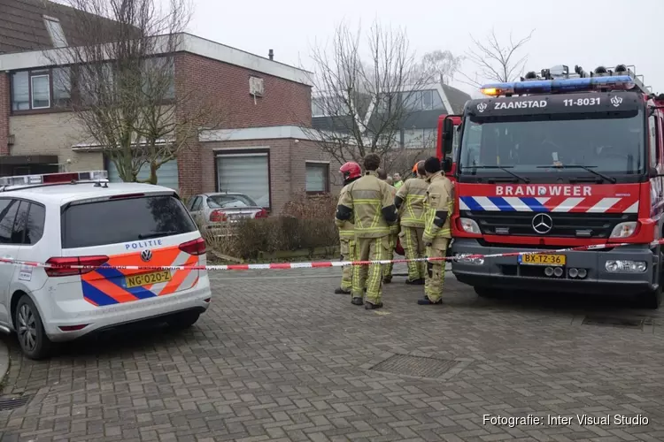 Auto tegen gevel in Zaandam