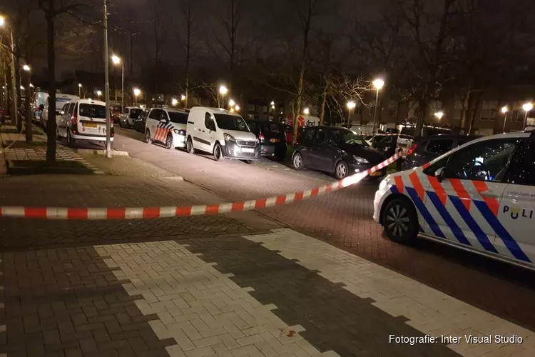 Gewapende overvaller rijdt met gestolen bestelauto op politie in: agent vuurt gericht