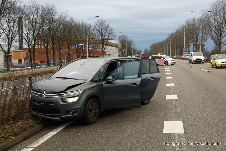 Automobiliste rijdt tegen aanhanger