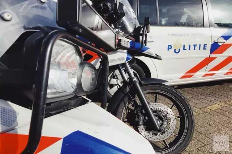 Agenten houden jonge Zaandammers op gestolen snorfiets aan na achtervolging