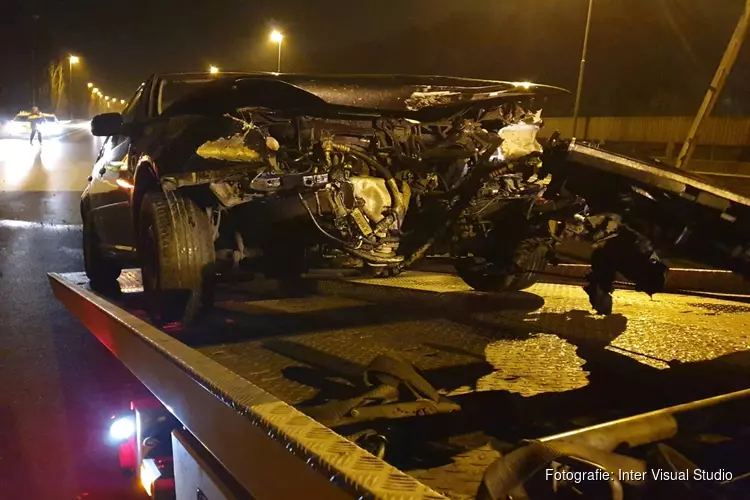 Auto botst tegen vangrail op A8