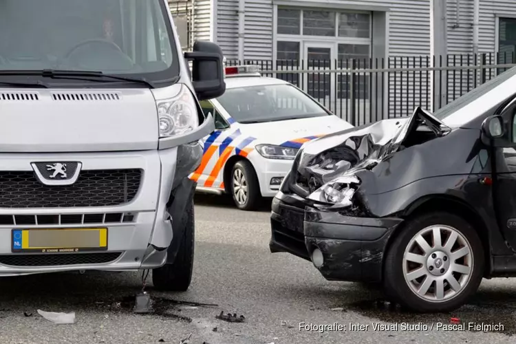 Botsing tussen auto en paardenvervoer