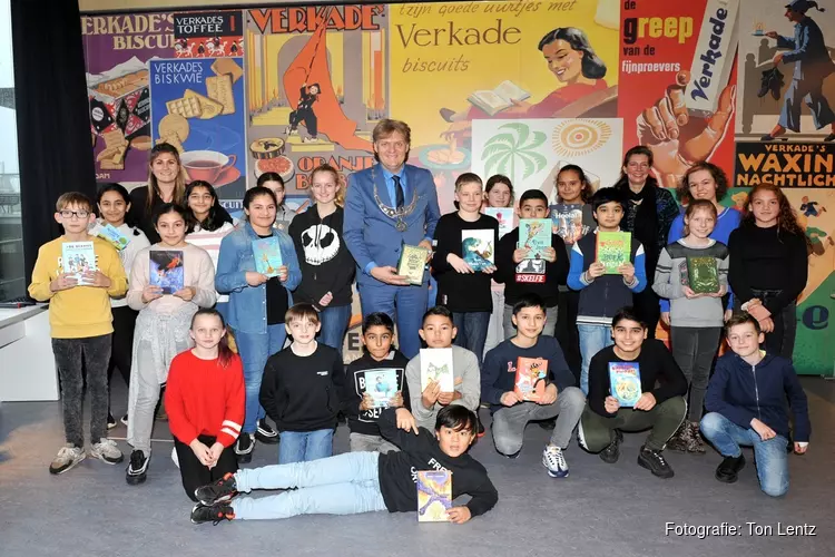 Burgemeester Hamming geeft startsein Zaanse Kinderjury