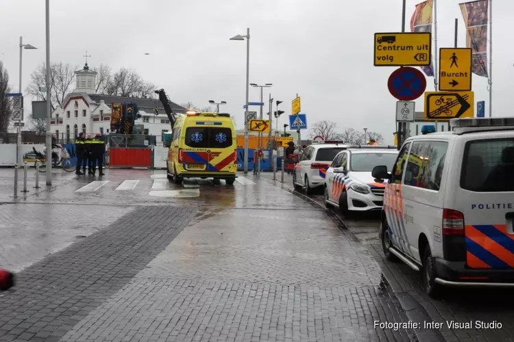 Persoon uit water gehaald in Zaandam