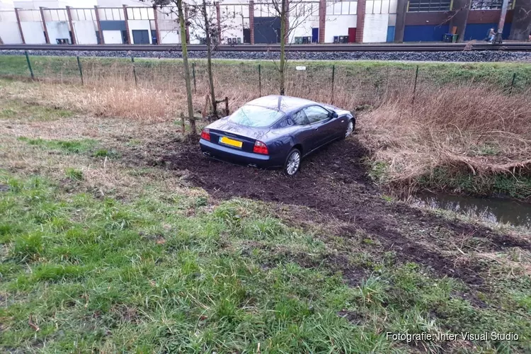 Peperdure Maserati uit de bocht