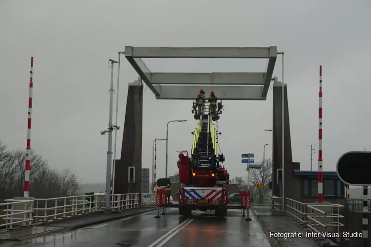 Verlichting brug los gewaaid