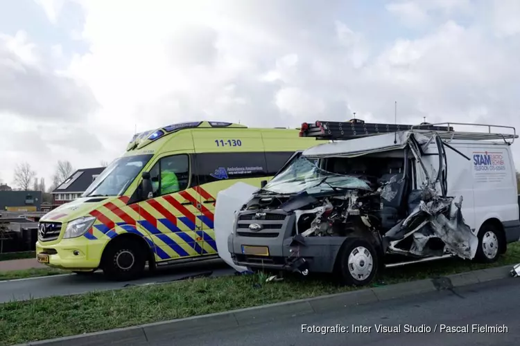 Ravage bij aanrijding Wormer: bestelbus tegen onderkant vrachtwagen