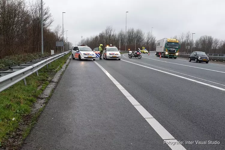 Automobiliste tegen vangrail op Knooppunt Zaandam