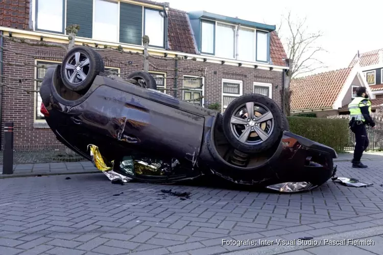 Auto over de kop in 30km zone