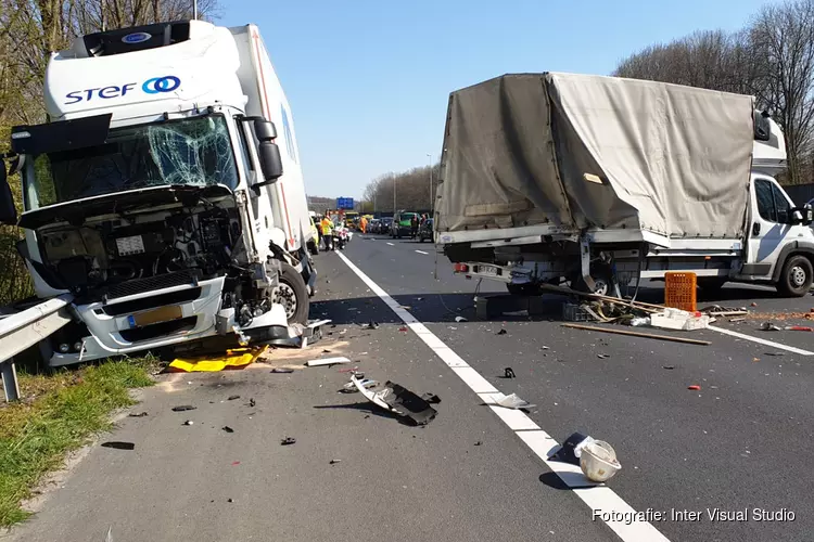 A8 afgesloten vanwege ravage na ongeval