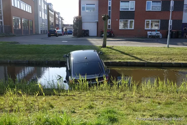 Auto niet op de handrem, en belandt in sloot