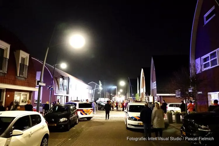 Woningbrand in Assendelft; politie waarschuwt omwonenden afstand van elkaar te houden