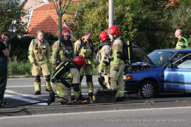 Auto vliegt in brand op N515 bij Westzaan