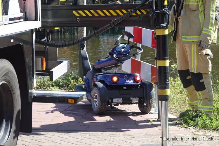 Vrouw op scootmobiel uit het water gehaald door buurtbewoner